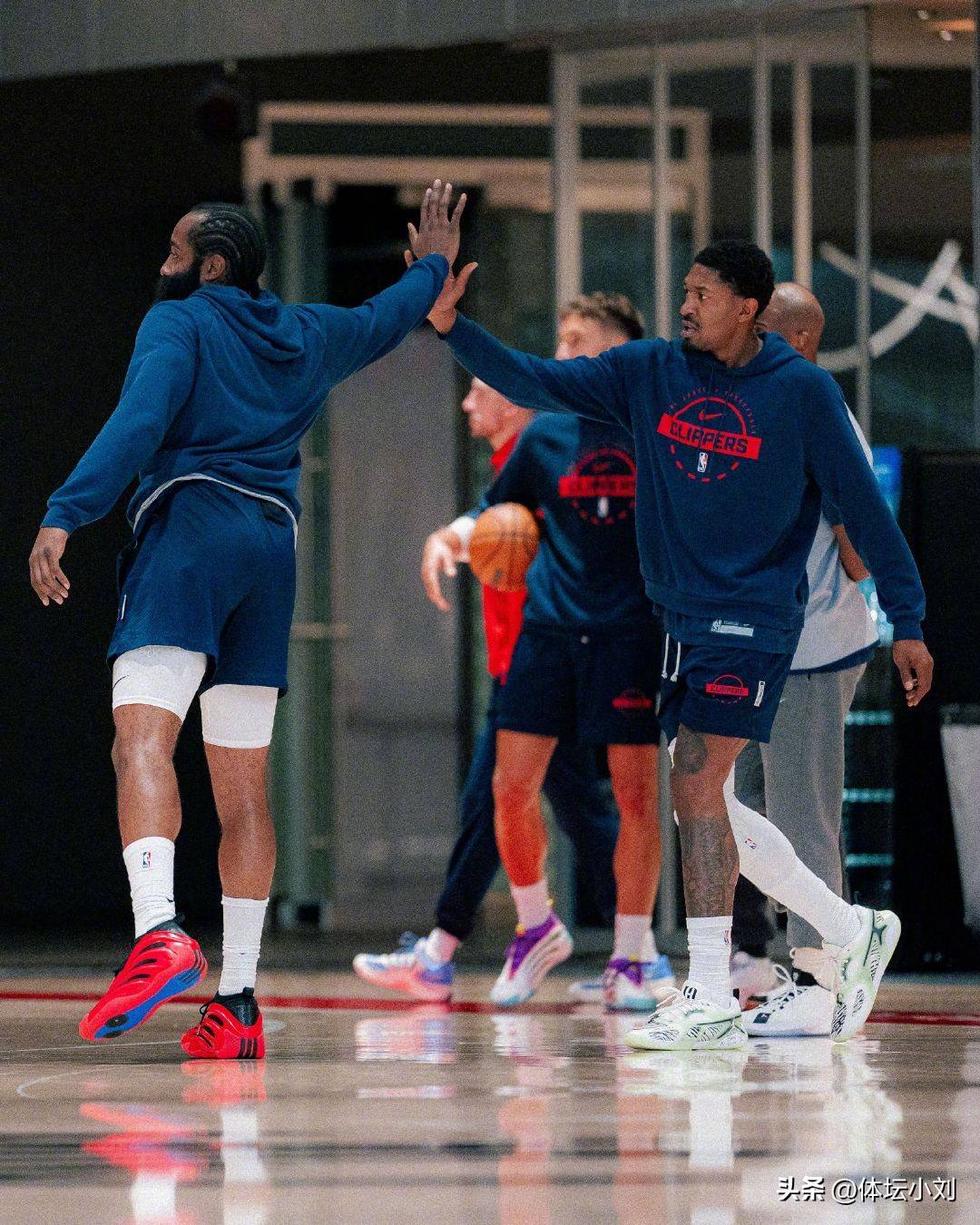 国际比赛日洛杉矶快船备战NBA季后赛;调整名单细节曝光;态度坚定;身体对抗强度拉满的简单介绍 国际比赛日洛杉矶快船备战NBA季后赛;调整名单细节曝光;态度坚定;身体对抗强度拉满的简单介绍